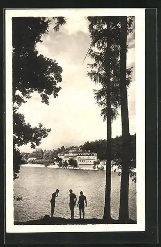 AK Jevany, Blick über das Wasser zum Grand Hotel Wagner