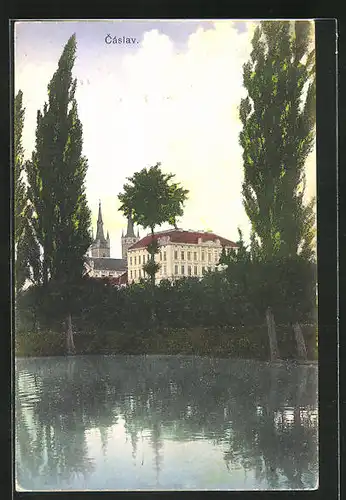 AK Tschaslau / Caslav, Blick über das Wasser zur Kirche