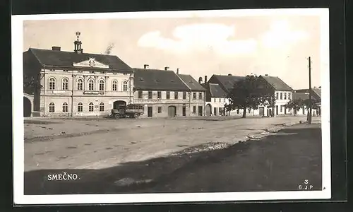 AK Smecno, Strassenpartie mit Rathaus