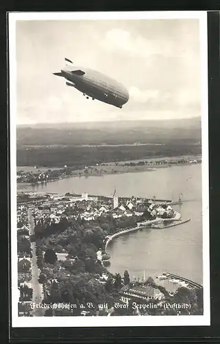AK Friedrichshafen a. B., Fliegeraufnahme des Luftschiff Graf Zeppelin über der Stadt