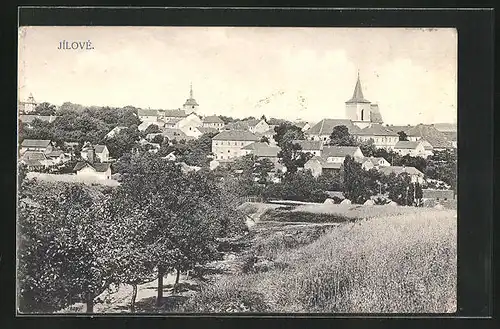 AK Jilove, Blick von den Feldern auf die Kirchen im Ort