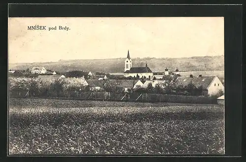 AK Mnisek pod Brdy., Blick vom Feld zur Kirche im Ort