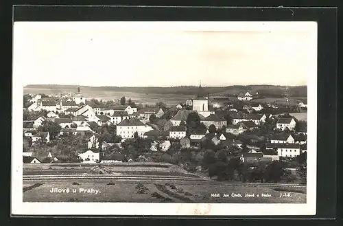 AK Jilove u Prahy, Blick auf die Kirche und den gesamten Ort