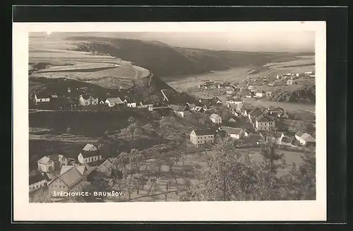 AK Stechovice - Brunov, Blick auf den Ort im Tal