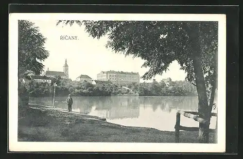 AK Ricany, Blick vom Seeufer zum Schloss und zur Kirche