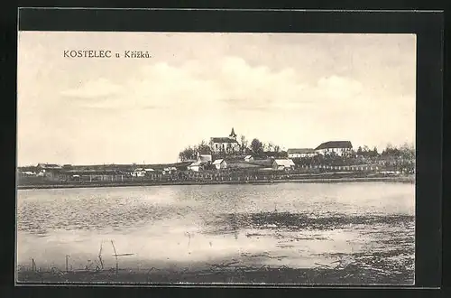 AK Kostelec u Krizku, Partie am Flussufer, Ortstotale mit Blick zur Kirche