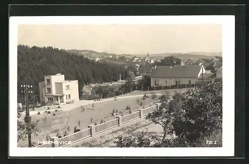 AK Mnichovice, Häuser am Hang mit Blick auf den Ort im Tal