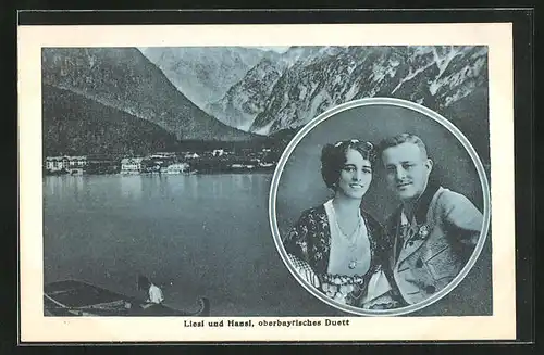 AK Trachtenkapelle, Liesl und Hansi, das oberbayrische Duett, Ortspanorama unter den Bergen