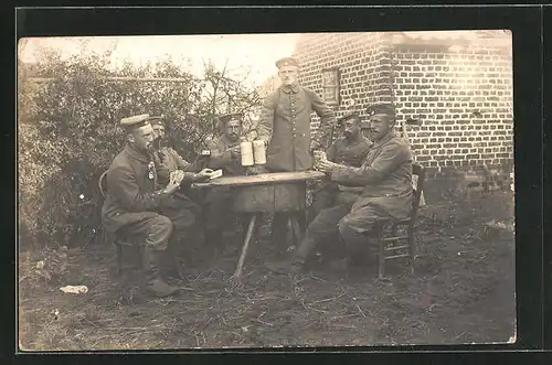 AK Kartenspiel, Soldaten spielen hinterm Haus im Garten