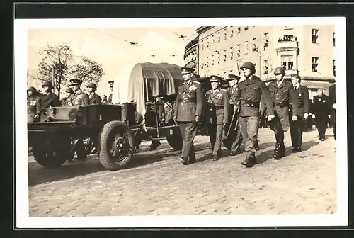 AK Tschechien, Soldaten marschieren durch die Stadt