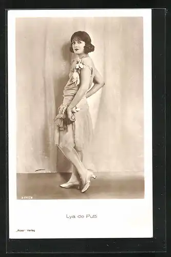 AK Schauspielerin Lya de Putti im Kleid vor einem Vorhang stehend
