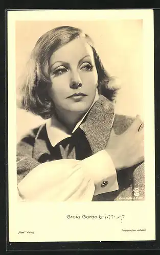 AK Schauspielerin Greta Garbo in grauer Strickjacke sich an die Schulter fassend