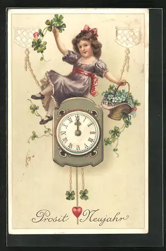 Präge-Lithographie Prosit Neujahr, Mädchen auf einer Uhr mit Klee in der Hand