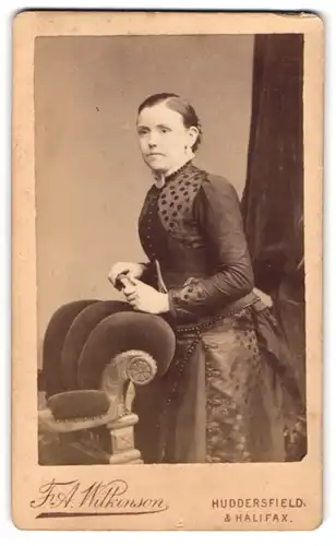 Fotografie F. A. Wilkinson, Huddersfield, Byram Arcade, Portrait junge Dame in modischer Kleidung