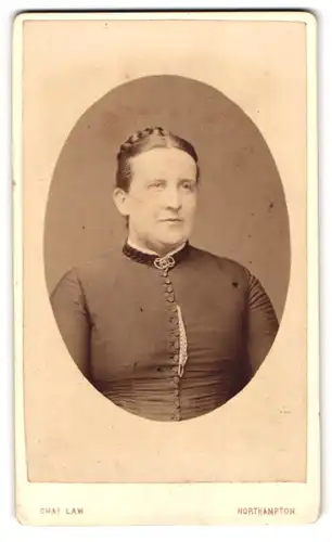 Fotografie Charles Law, Northampton, 12, Bridge Street, Portrait bürgerliche Dame mit Flechtfrisur und Kragenbrosche