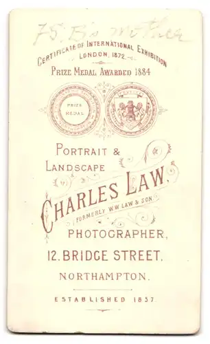 Fotografie Charles Law, Northampton, 12, Bridge Street, Portrait bürgerliche Dame mit Flechtfrisur und Kragenbrosche