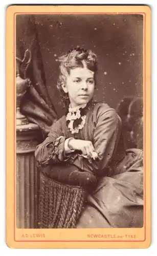 Fotografie A. D. Lewis, Newcastle-on-Tyne, 111 & 113, Scotswood Road, Portrait junge Dame im Kleid