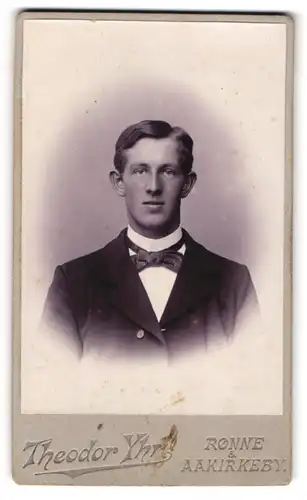 Fotografie Theodor Yhr, Rönne, Portrait junger Herr im Anzug mit Fliege