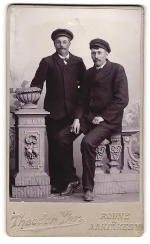 Fotografie Theodor Yhr, Rönne, Portrait zwei junge Herren im Anzug mit Schirmmütze