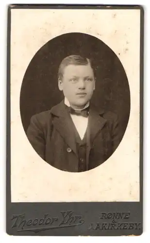 Fotografie Theodor Yhr, Rönne, Brustportrait junger Herr im Anzug mit Fliege
