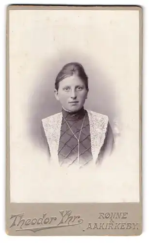 Fotografie Theodor Yhr, Rönne, Portrait junge Dame im modischen Kleid