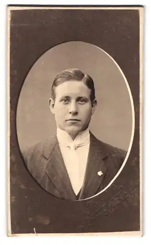 Fotografie Theodor Yhr, Rönne, Brustportrait junger Herr im Anzug mit Krawatte