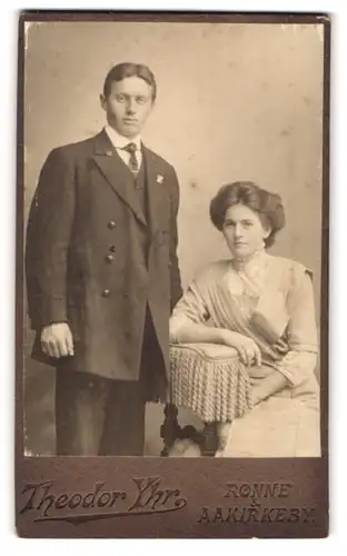 Fotografie Theodor Yhr, Rönne, Portrait junges Paar in eleganter Kleidung