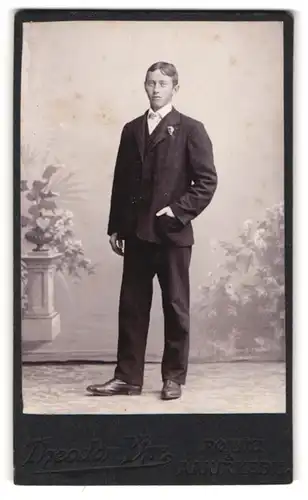 Fotografie Theodor Yhr, Rönne, Portrait junger Herr im Anzug mit Krawatte