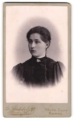 Fotografie Theodor Yhr, Rönne, Portrait junge Dame mit zurückgebundenem Haar