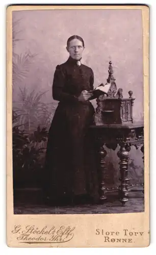 Fotografie Theodor Yhr, Rönne, Portrait bürgerliche Dame mit Buch in der Hand