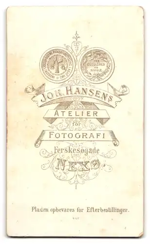 Fotografie Joh. Hansen, Nexö, Ferskesögade, Portrait junger Herr im Anzug mit Fliege