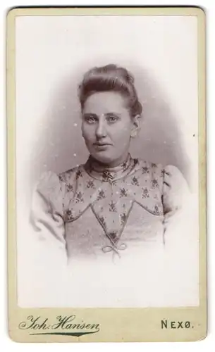 Fotografie Joh. Hansen, Nexö, Ferskesögade, Portrait junge Dame im modischen Kleid