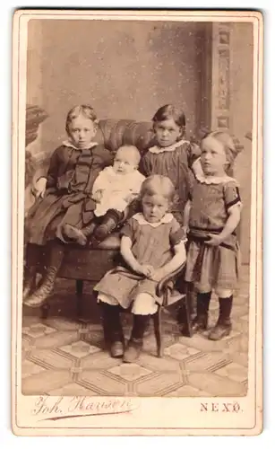 Fotografie Joh. Hansen, Nexö, Portrait vier kleine Mädchen & Kleinkind in zeitgenössischer Kleidung