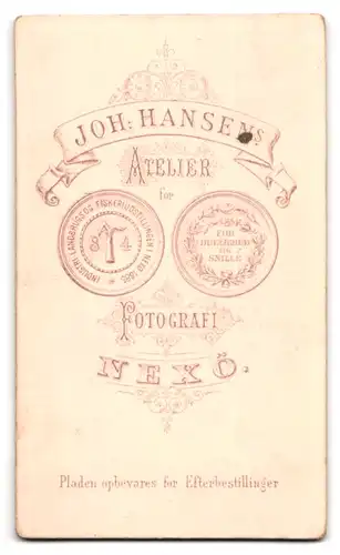 Fotografie Joh. Hansen, Nexö, Portrait vier kleine Mädchen & Kleinkind in zeitgenössischer Kleidung