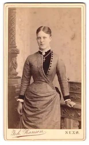 Fotografie Joh. Hansen, Nexö, Portrait bürgerliche Dame mit Kragenbrosche und Kreuzkette