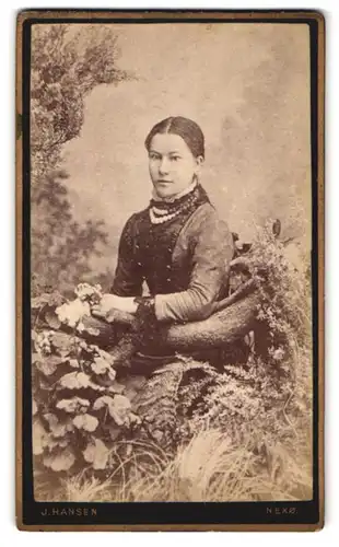Fotografie Joh. Hansen, Nexö, Portrait junge Dame im modischen Kleid