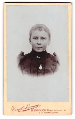Fotografie Emil Lampe, Berlin-N, Tresckowstrasse 18, Portrait junge Dame mit zurückgebundenem Haar