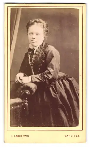 Fotografie H. Andrews, Carlisle, 46, Sheffield Street, Portrait junge Dame in festlicher Kleidung