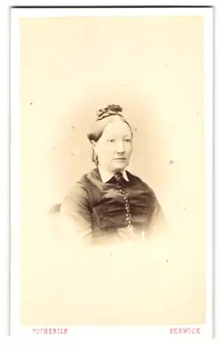Fotografie Totherick, Berwick-upon-Tweed, Portrait bürgerliche Dame mit Haube und Kragenbrosche