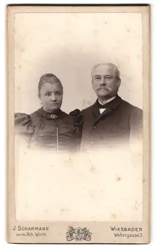 Fotografie J. Scharmann, Wiesbaden, Webergasse 3, Portrait älteres Paar in hübscher Kleidung