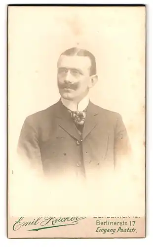 Fotografie Emil Rücker, Zehdenick, Berlinerstrasse 17, Portrait eleganter Herr mit Zwicker und Moustache