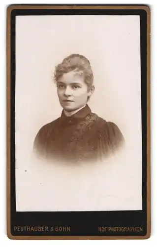 Fotografie F. X. Peuthauser & Sohn, Bad Krankenheil, Portrait junge Dame in modischer Kleidung