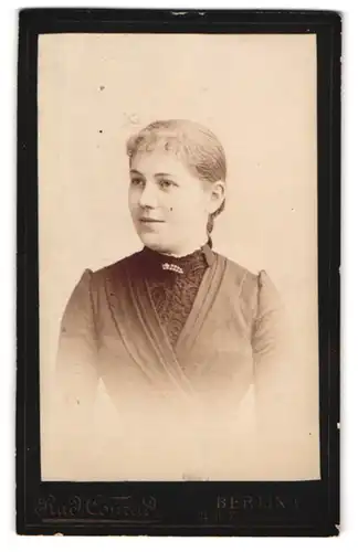 Fotografie Rud. Conrad, Berlin, Königstrasse 34-36, Portrait junge Dame im Kleid mit Kragenbrosche