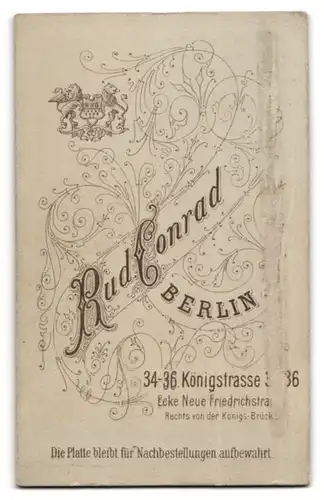 Fotografie Rud. Conrad, Berlin, Königstrasse 34-36, Portrait junge Dame im Kleid mit Kragenbrosche