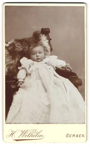 Fotografie H. Wilhelm, Bergen, Portrait süsses Kleinkind im langen Kleid