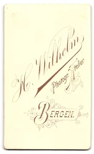 Fotografie H. Wilhelm, Bergen, Portrait süsses Kleinkind im langen Kleid