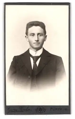 Fotografie Georg Krehn, Fürth i /B., Königswarterstrasse 56, Portrait junger Herr im Anzug mit Krawatte