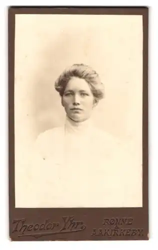 Fotografie Theodor Yhr, Ronne, Fräulein im weissen Kleid mit toupiertem Haar