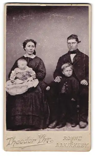 Fotografie Theodor Yhr, Ronne, Bürgerliches Familienportrait