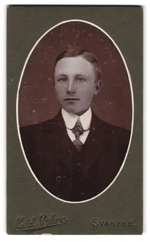 Fotografie Vald. Myhre, Svaneke, Bursche in feinem Zwirn